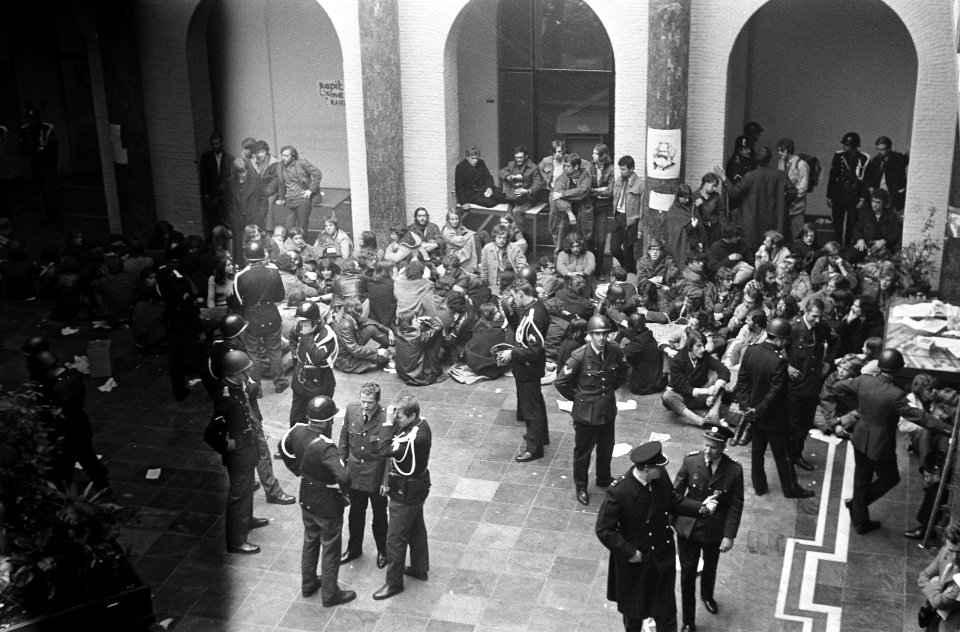 Politie voert studenten uit Maagdenhuis, Amsterdam af bezetter wordt buiten naar, Bestanddeelnr 922-4429