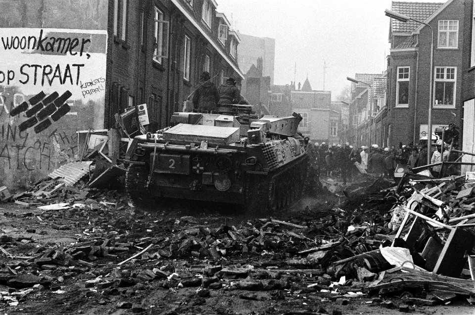 Politie heeft einde gemaakt aan kraakaktie Nijmegen, m.b. tankdozers en 2000 man personeel, tanks bij de barricades, Bestanddeelnr 931-3389