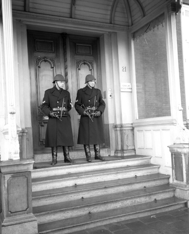 Politiebewaking voor het gebouw van de Indonesische diplomatieke vertegenwoordig, Bestanddeelnr 909-1619