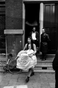 Politie ontruimt bezette panden in Sarphatistraat Amsterdam Bezetters verlaten i, Bestanddeelnr 923-3842