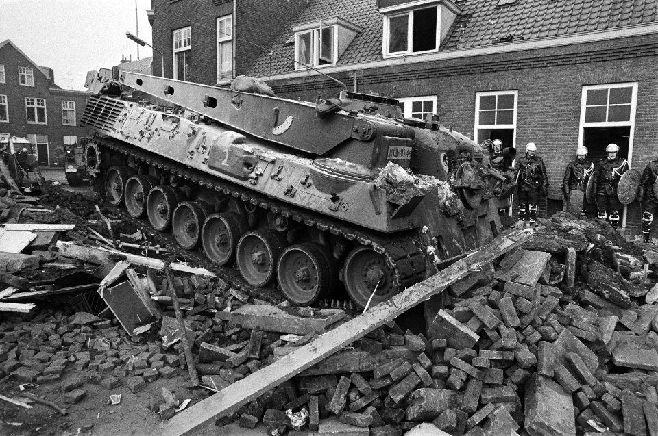 Politie heeft einde gemaakt aan kraakaktie Nijmegen, m.b. tankdozers en 2000 man personeel, tank in aktie op de barricades 23 februari 1981, Bestanddeelnr 931-3378