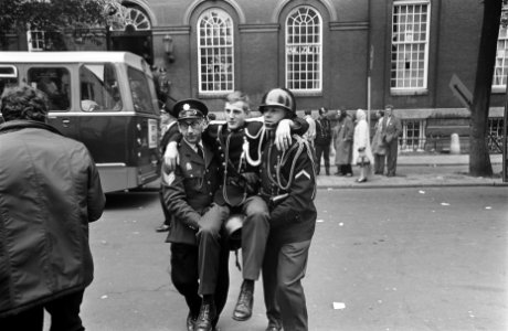 Politie voert studenten uit Maagdenhuis, Amsterdam af marechaussee wordt gewond , Bestanddeelnr 922-4423