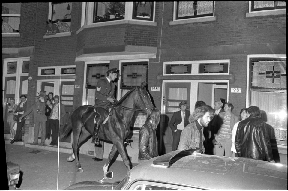 Politie te paard houdt orde bij protesten tegen Turkse gastarbeiders in de Afrikaanderwijk rellen 1972