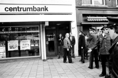 Politie voor het bankgebouw, Bestanddeelnr 930-5797