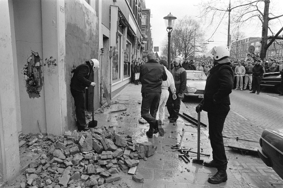 Politie probeert gebarricadeerd pand van radiopiraat juul te Amsterdam binnen te, Bestanddeelnr 933-2826