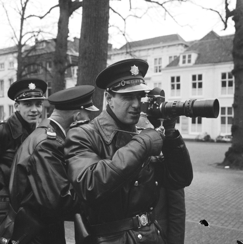 Politie-agent met camera, Bestanddeelnr 917-4034