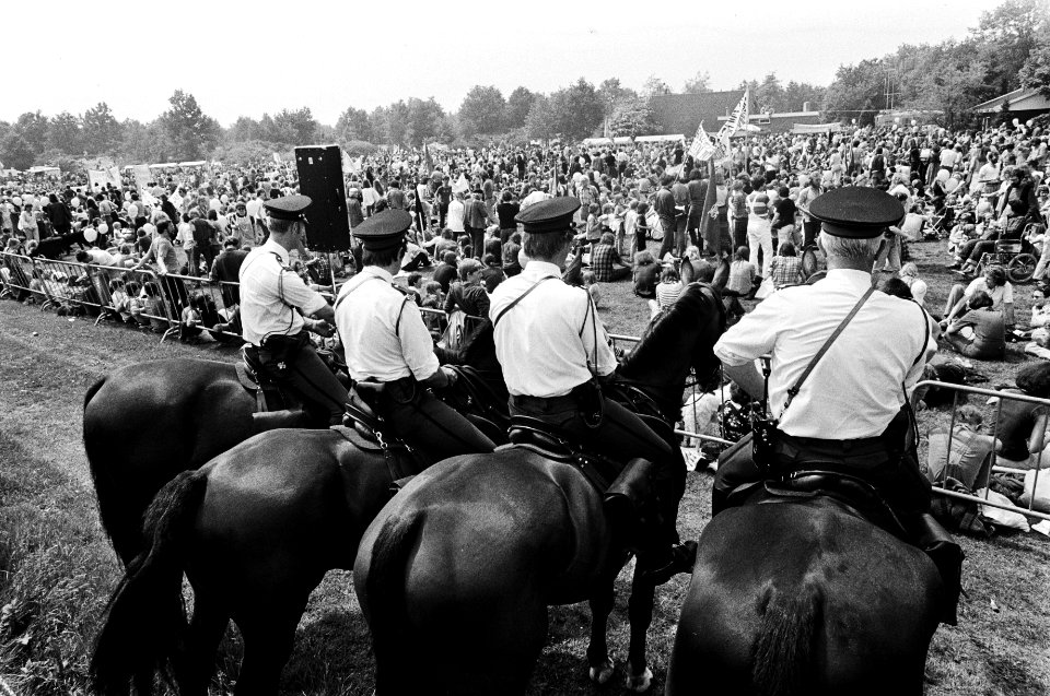 Politie te paard bij de demonstranten, Bestanddeelnr 930-2948