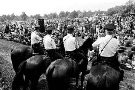 Politie te paard bij de demonstranten, Bestanddeelnr 930-2948