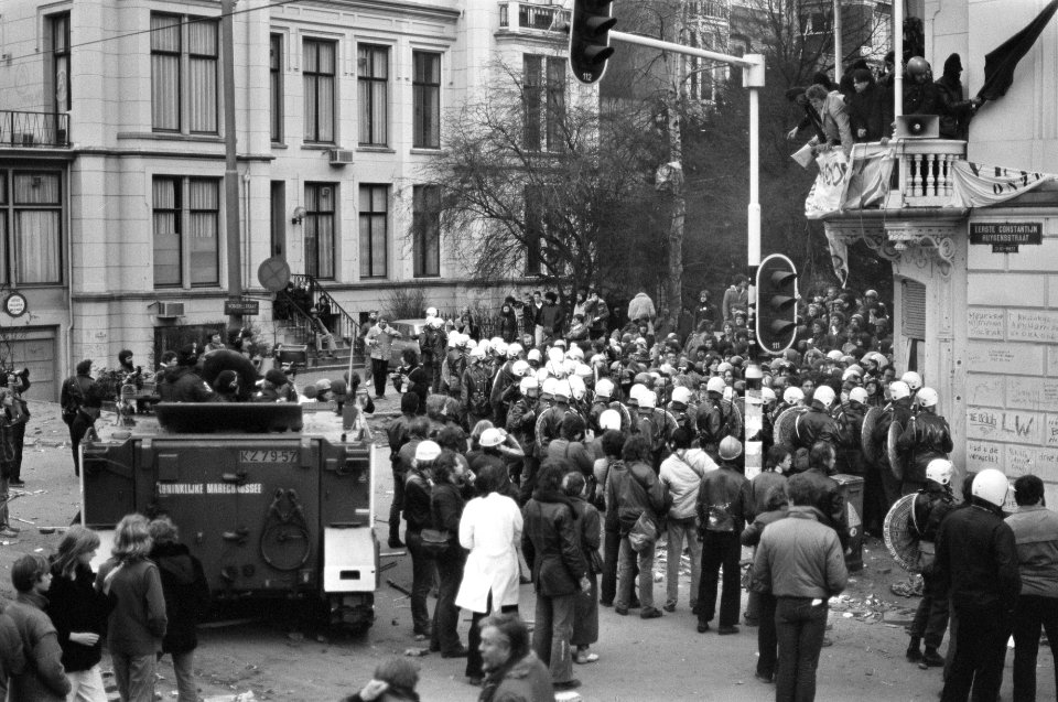 Politie en leger met pantserwagens en tanks ruimen barricaden op in Vondelbuurt,, Bestanddeelnr 930-7006