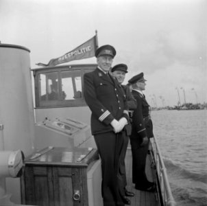 Politieboot bij de Nationale vlootschouw op het Buiten-IJ op vrijdagmiddag met v, Bestanddeelnr 255-7156