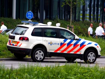 Politie VW met kenteken 22-ZN-NK in Hoofddorp, foto 1