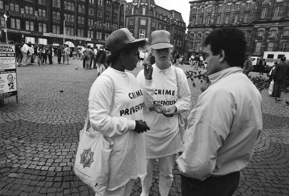 Politie waarschuwt toeristen Amsterdam tegen criminaliteit d.m.v. meisjes met t-, Bestanddeelnr 934-0042