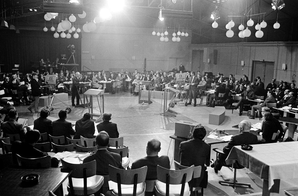 Politieke Teach-in van de VPRO te Utrecht, overzicht op voorgrond voorzitter pro, Bestanddeelnr 919-8956