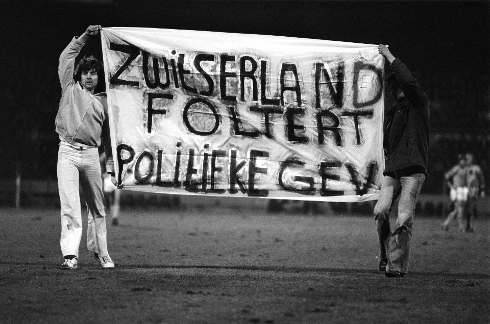 Politieke demonstratie tegen Zwitserland op het spandoek staat Zwitserland fo, Bestanddeelnr 930-1898
