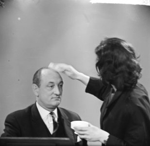 Politieke debat op TV Make-up voor minister Toxopeus, Bestanddeelnr 915-0154