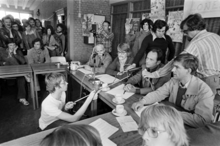 Politieke dag voor VJV-jongeren in Druten minister Boersma in discussie met jon, Bestanddeelnr 929-1640