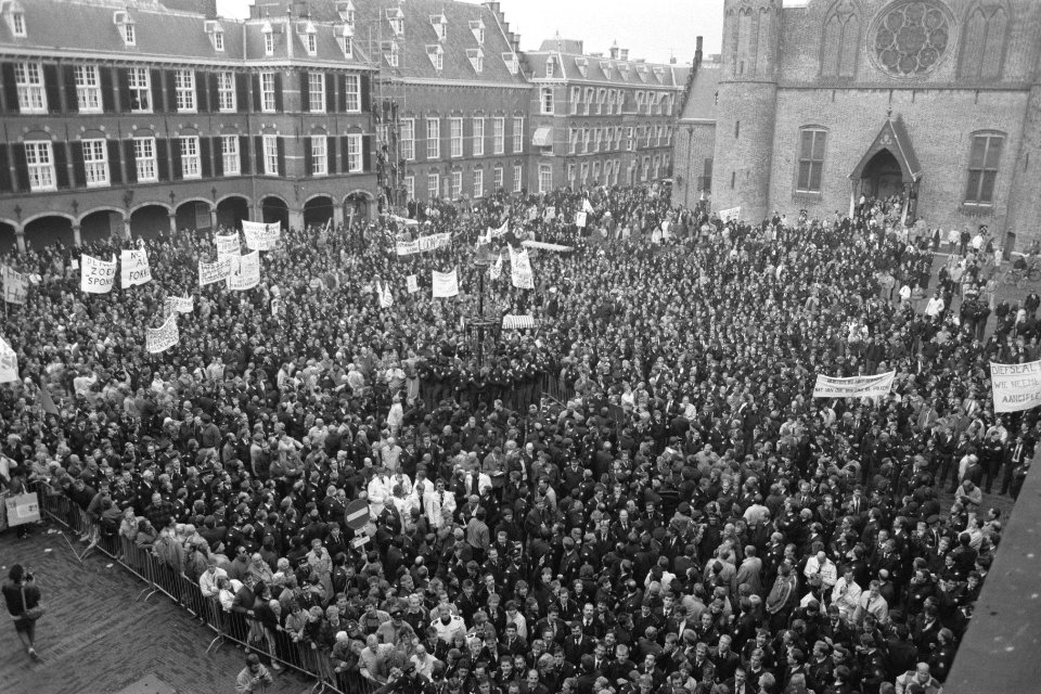 Politie demonstreert in Den Haag tegen bezuinigingen geheel gevuld Binnenhof, Bestanddeelnr 934-1124