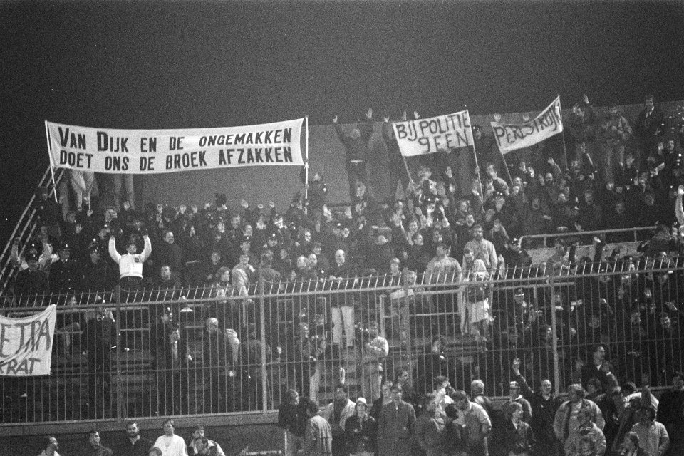 Politie demonstreert in Olympisch Stadion voor Europa Cup II wedstrijd Ajax tege, Bestanddeelnr 934-1224