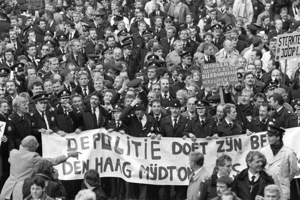 Politie demonstreert in Den Haag tegen bezuinigingen overzichten met veel pette, Bestanddeelnr 934-1130