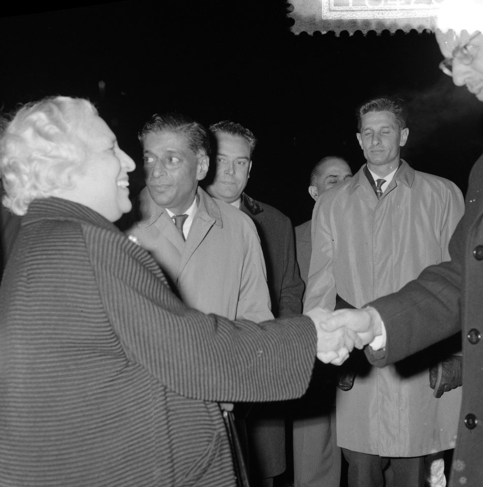 Politici, ambassadeurs, vrouwen, handen schudden, Bestanddeelnr 918-4264