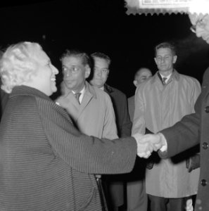 Politici, ambassadeurs, vrouwen, handen schudden, Bestanddeelnr 918-4264