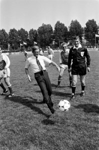 Politici en mensen bedrijfsleven voetballen t.b.v. Unicef i.a.v. Prinses Margrie, Bestanddeelnr 932-1972