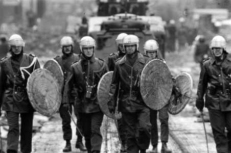 Politie en leger met pantserwagens en tanks ruimen barricaden op in Vondelbuurt,, Bestanddeelnr 930-7003