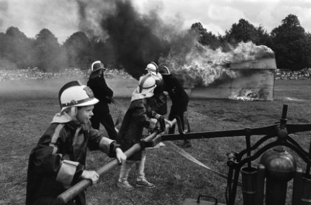 Politie- en Brandweerfeest op Malieveld in Den Haag kinderen blussen brandje, Bestanddeelnr 933-7223
