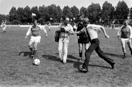 Politici en mensen bedrijfsleven voetballen t.b.v. Unicef i.a.v. Prinses Margrie, Bestanddeelnr 932-1971