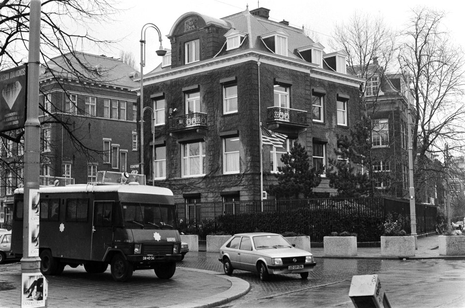 Politiebusje voor het Amerikaanse Consulaat in Amsterdam, Bestanddeelnr 933-5347