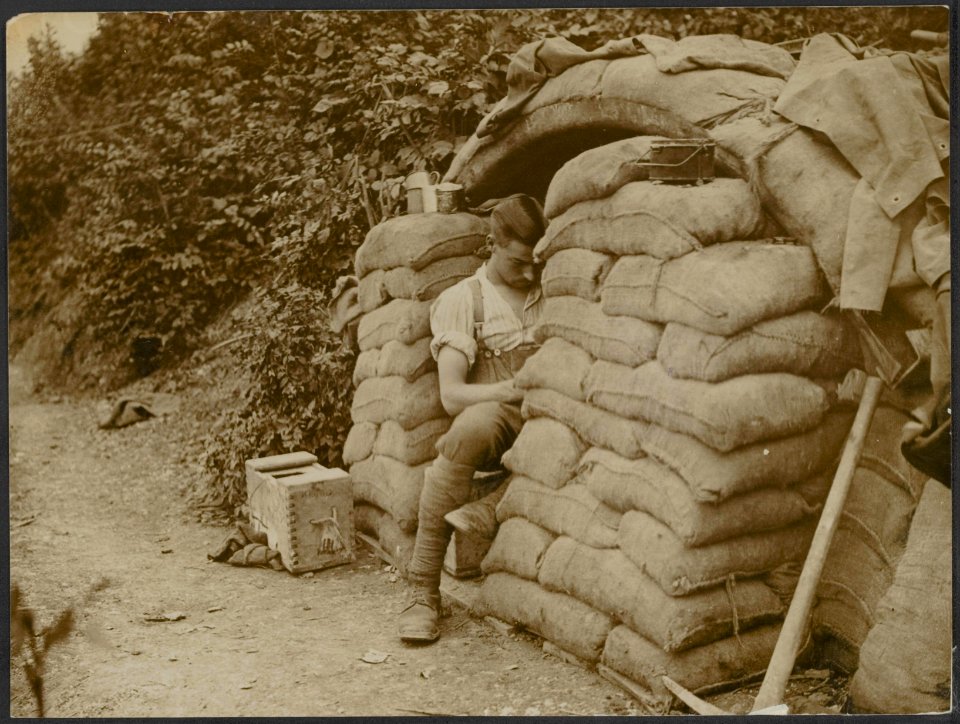 Polish up Tommy is seen at entrance to his dug-out within a few hundred yards , Bestanddeelnr 158-2367