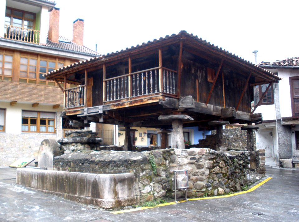 Pola de Lena - horreo del barrio de La Caleya