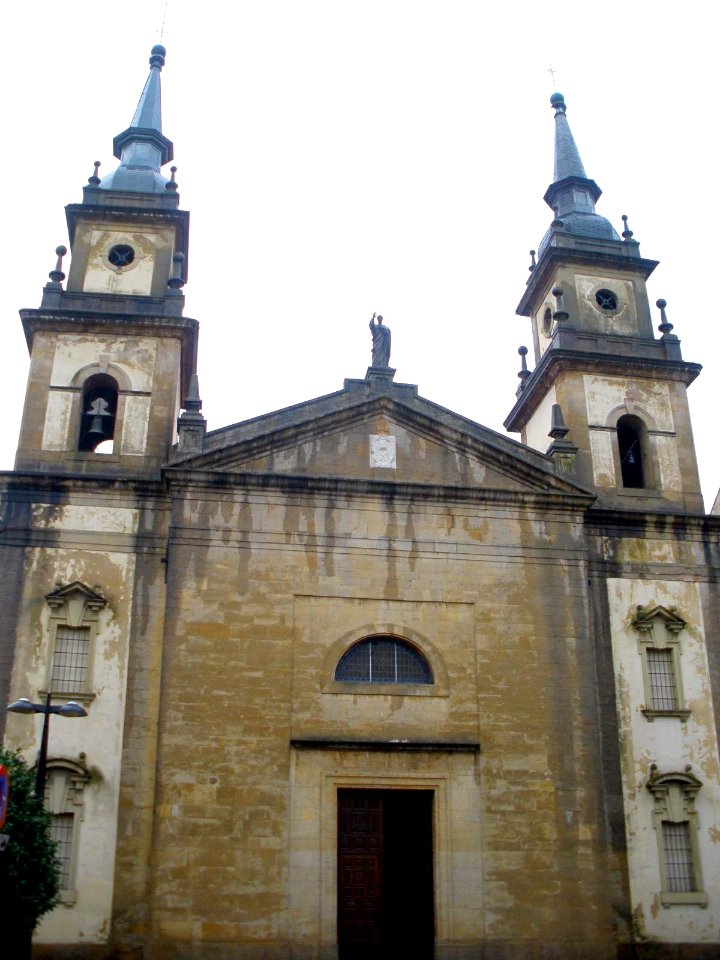 Pola de Siero (Siero) - Iglesia de San Pedro 00