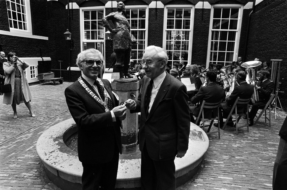 Polak opent West-Indisch Huis aan Haarlemmerstraat, Toon Koot , voorzitter Stichting Het West Indisch Huis overhandigt sleutel aan Polak, Bestanddeelnr 931-4593