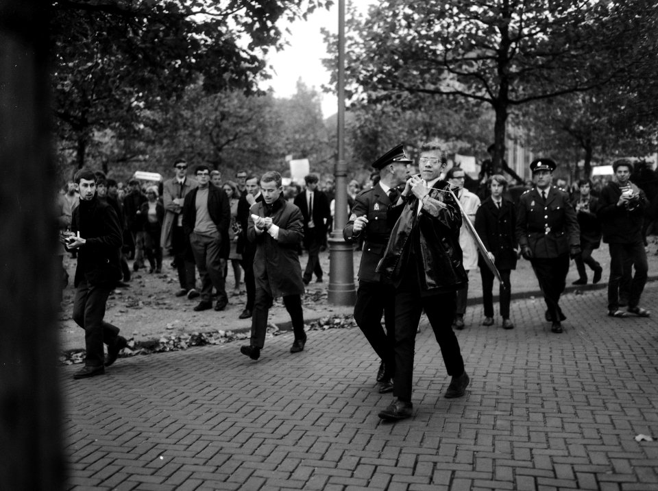 Politie arresteert op het Museumplein enkele demonstranten, Bestanddeelnr 919-6884