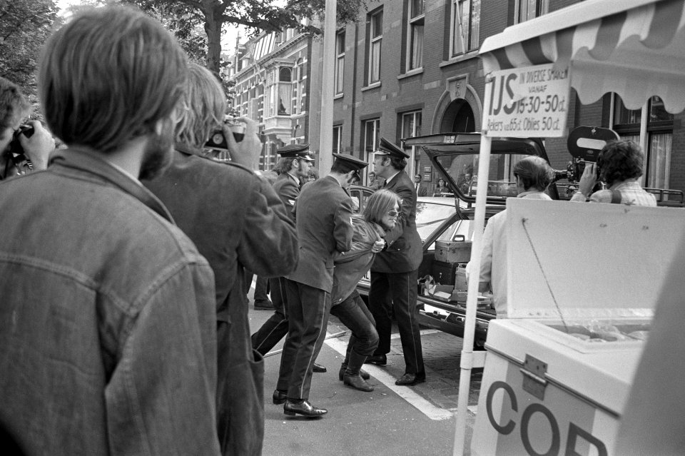Politie arresteert demonstranten, Bestanddeelnr 924-6410