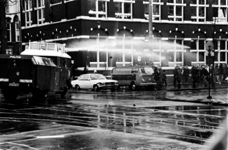 Politie en leger met pantserwagens en tanks ruimen barricaden op in Vondelbuurt,, Bestanddeelnr 930-6993
