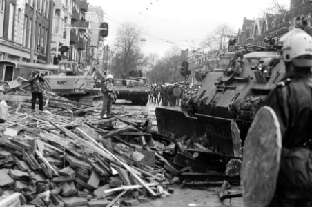 Politie en leger met pantserwagens en tanks ruimen barricaden op in Vondelbuurt,, Bestanddeelnr 930-7007