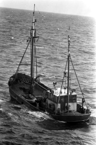 Politie, douane en marine rollen hasjiessmokkelnet op op zee exterieur smokkels, Bestanddeelnr 927-1506