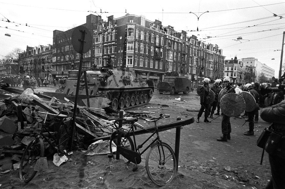Politie en leger met pantserwagens en tanks ruimen barricaden op in Vondelbuurt,, Bestanddeelnr 930-7014
