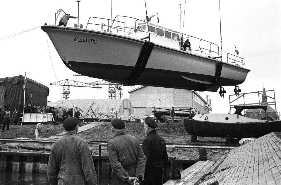 Polyester loodsboot de Albatros te water gelaten op de werf van Van der Giessen , Bestanddeelnr 916-0479