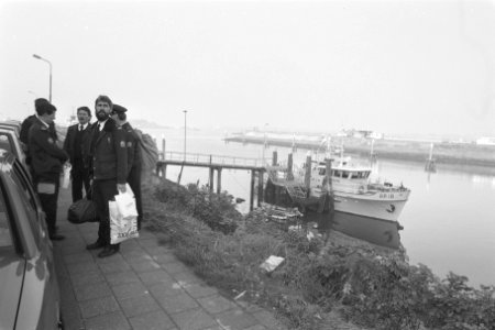 Politie vertrekt bij sluis IJmuiden, Bestanddeelnr 934-1226