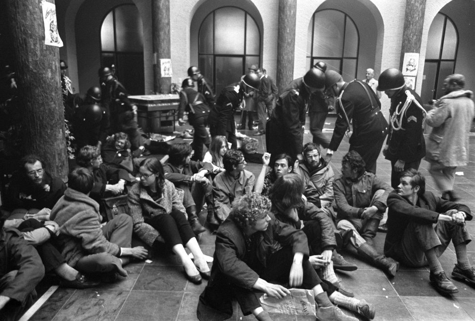 Politie voert studenten uit Maagdenhuis, Amsterdam af bezetter wordt buiten naar, Bestanddeelnr 922-4433