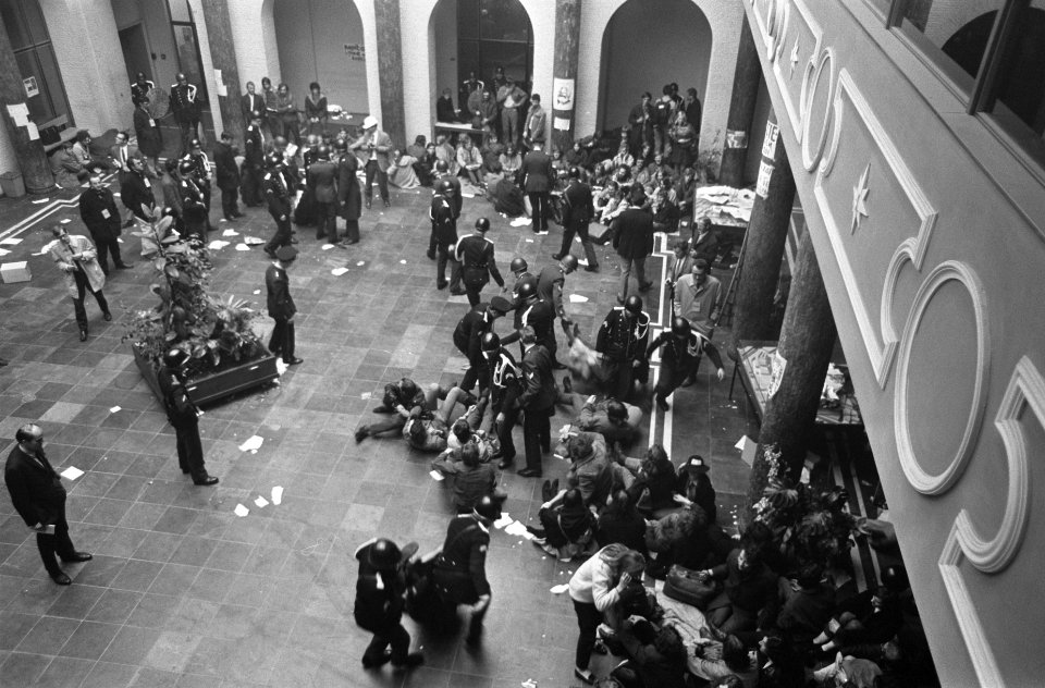 Politie voert studenten uit Maagdenhuis, Amsterdam af bezetter wordt buiten naar, Bestanddeelnr 922-4432