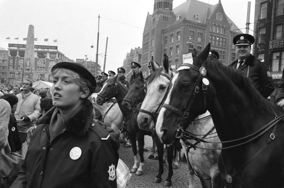 Politie in Amsterdam protesteert tegen regeringsbeleid op de Dam agente en bere, Bestanddeelnr 934-3546