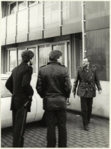 Politie houdt zoekaktie naar overvaller bij het Belastingkantoor. NL-HlmNHA 54020890