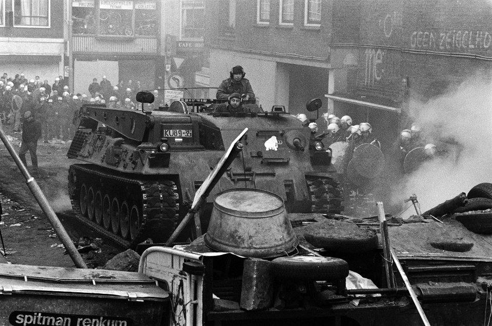Politie heeft einde gemaakt aan kraakaktie Nijmegen, mb tankdozers en 2000 man, Bestanddeelnr 931-3379
