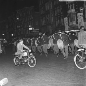 Politie treedt op in Amsterdam met veel machtsvertoon bij rellen, Bestanddeelnr 919-2598