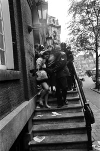 Politie voert studenten uit Maagdenhuis, Amsterdam af bezetter wordt buiten naar, Bestanddeelnr 922-4427