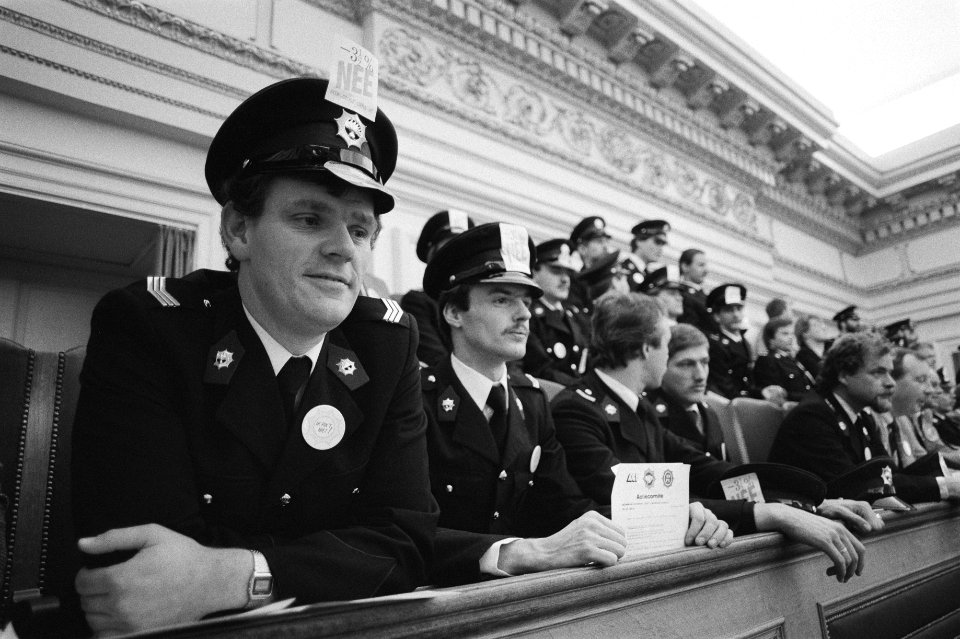 Politie op de publieke tribune van de Tweede Kamer, Bestanddeelnr 932-7545